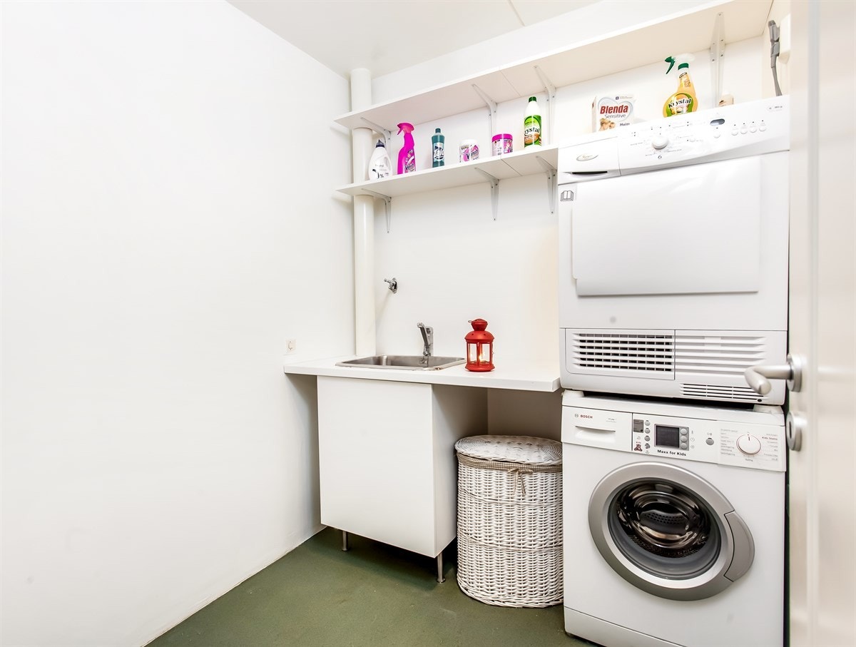 Flott separat vaskerom med utslagsvask og benk med innredning Galleribilde