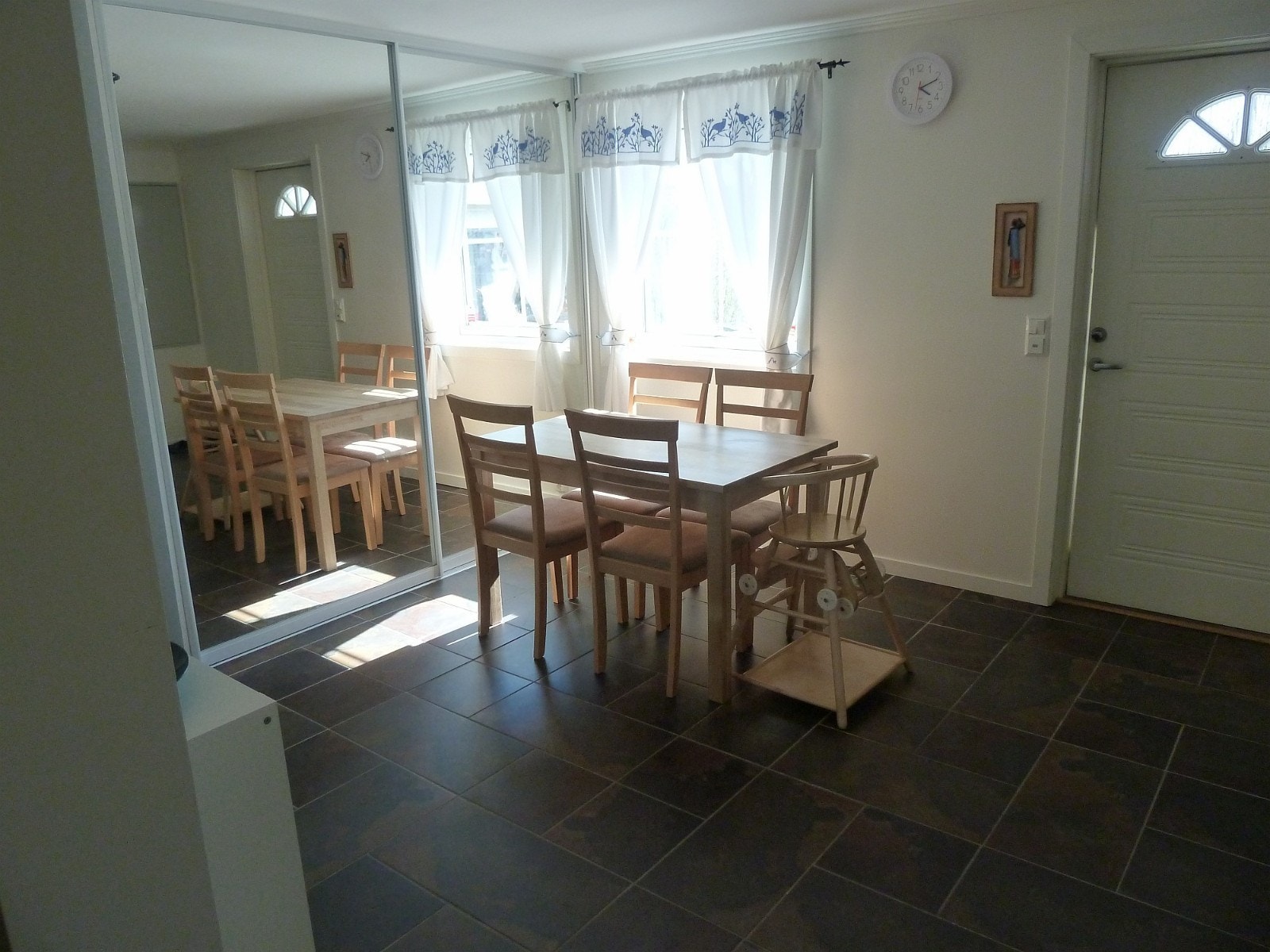 Stor gang/oppholdsrom med spiseplass og stor garderobe-løsning. Galleribilde