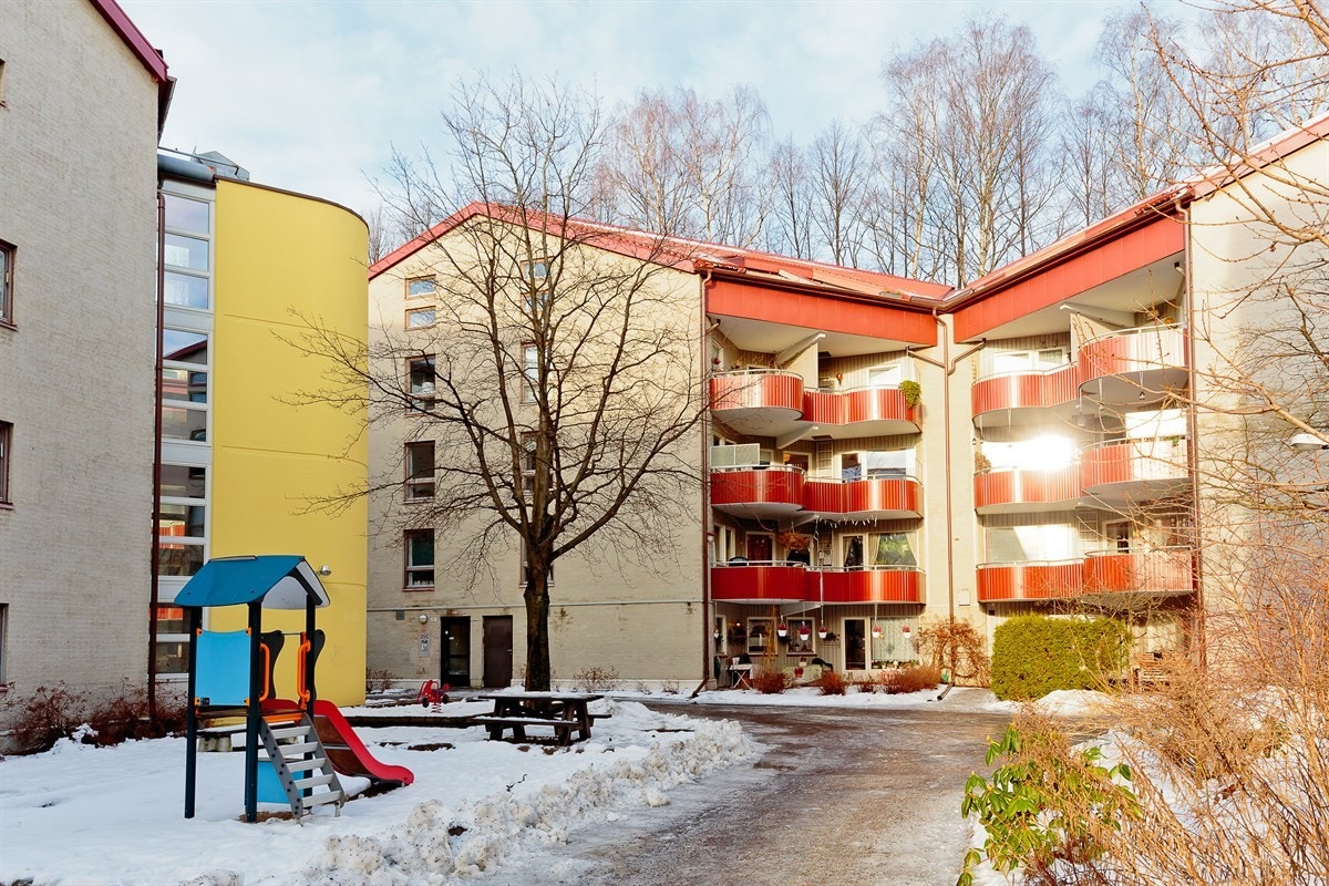 Fasade mot leiligheten som ligger i 3.etg.
- fellesarealer med lekeplass. Galleribilde