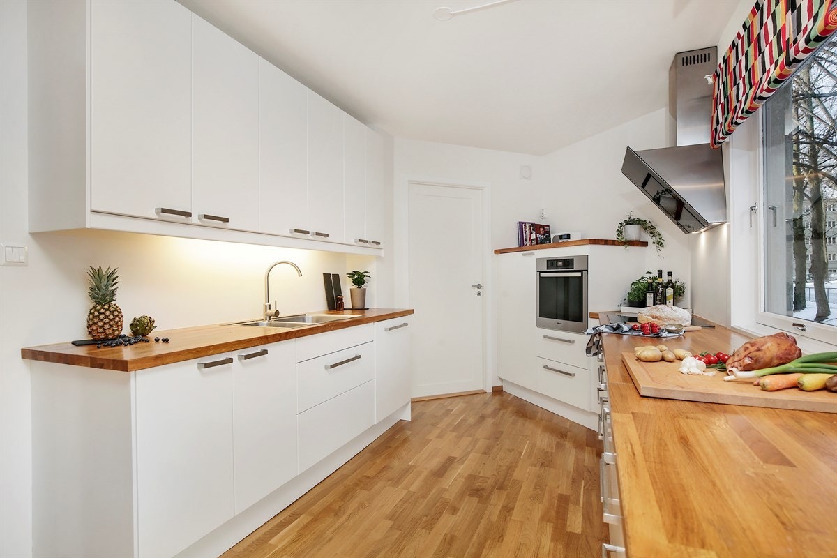 Godt med oppbevaringsplass. Døren videre inn er til bod/vaskerom. Galleribilde