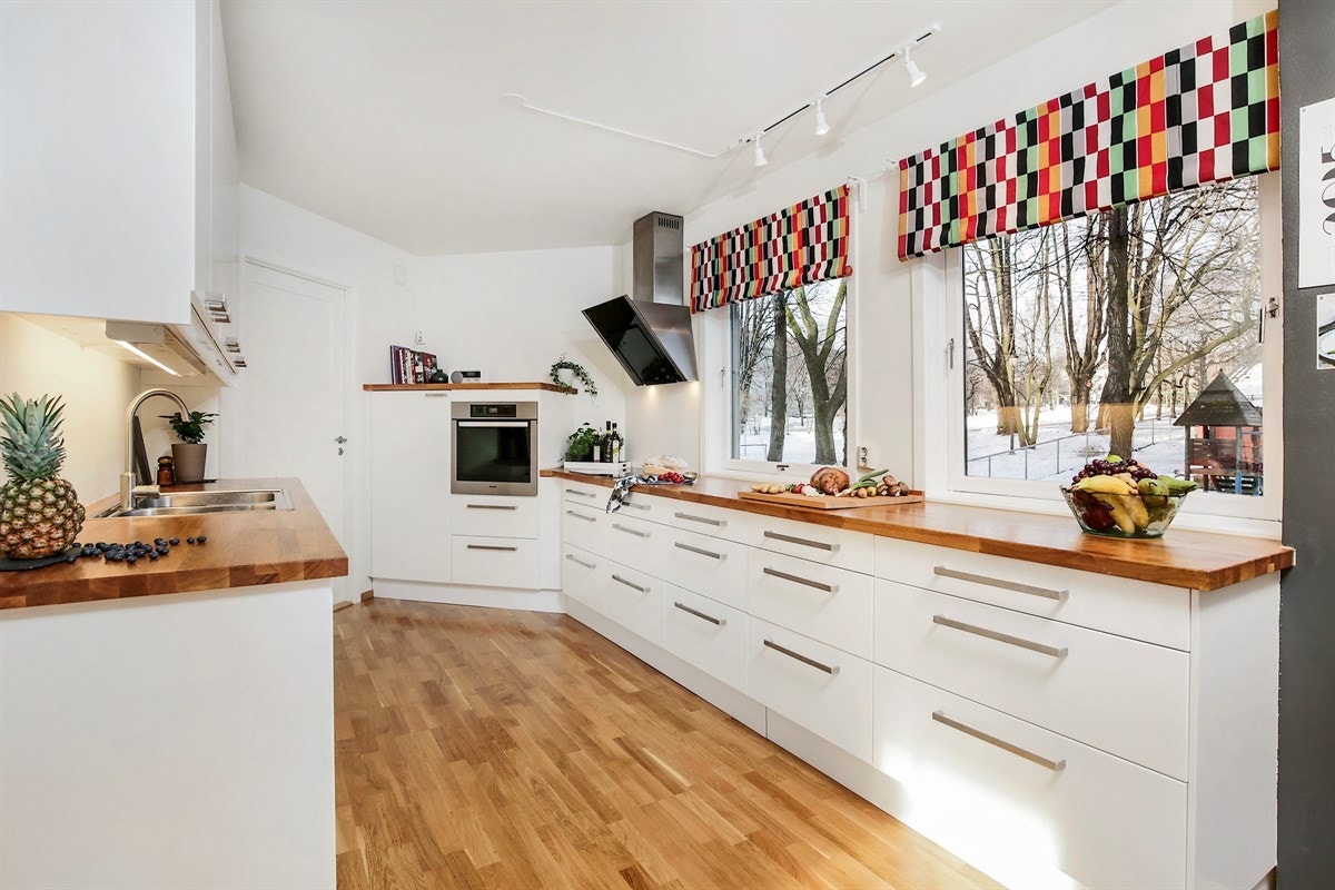 Stort kjøkken, med flott benkeplass
- her er det plass til flere kokker... Galleribilde