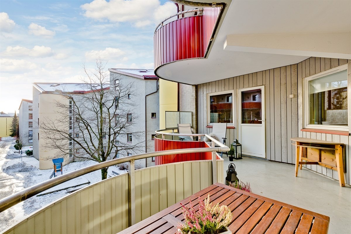 Herlig balkong for vår- og sommerhalvåret! God plass til å boltre seg - også når man har folk over på grilling. Galleribilde