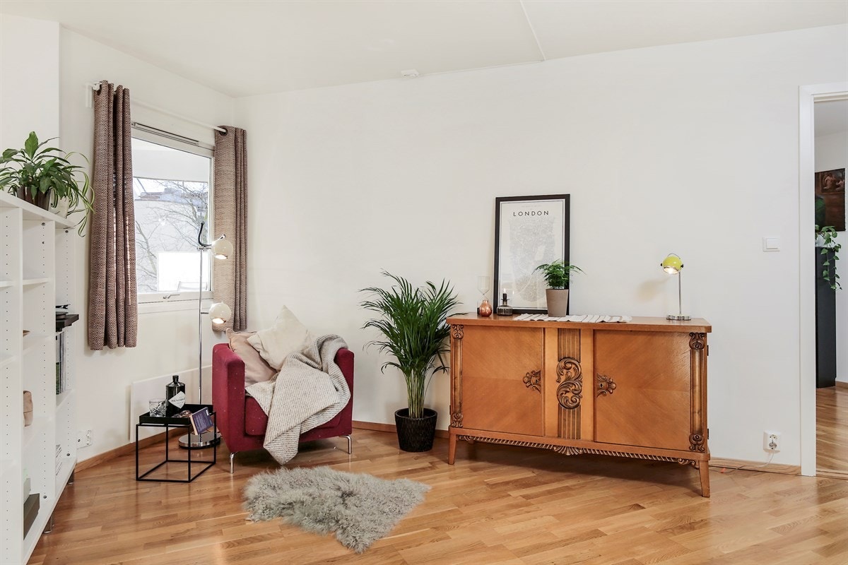 Stuen har mange innredningsmuligheter
- her kan man synke ned i stolen etter en hektisk hverdag for å slappe av med en god bok. Galleribilde