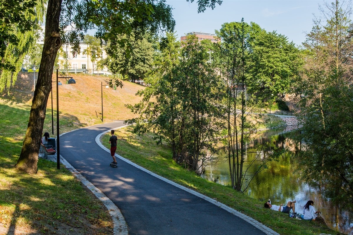 Tursti langs Akerselva Galleribilde
