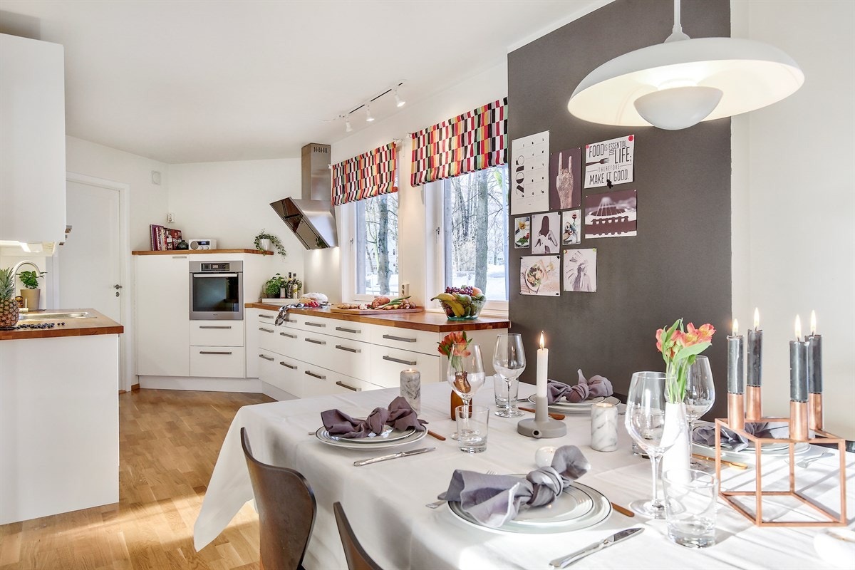 Luftig kjøkken på ca 22 kvm
- sosial stemning når man har gjester over og må fikse siste småting til middagen. Galleribilde