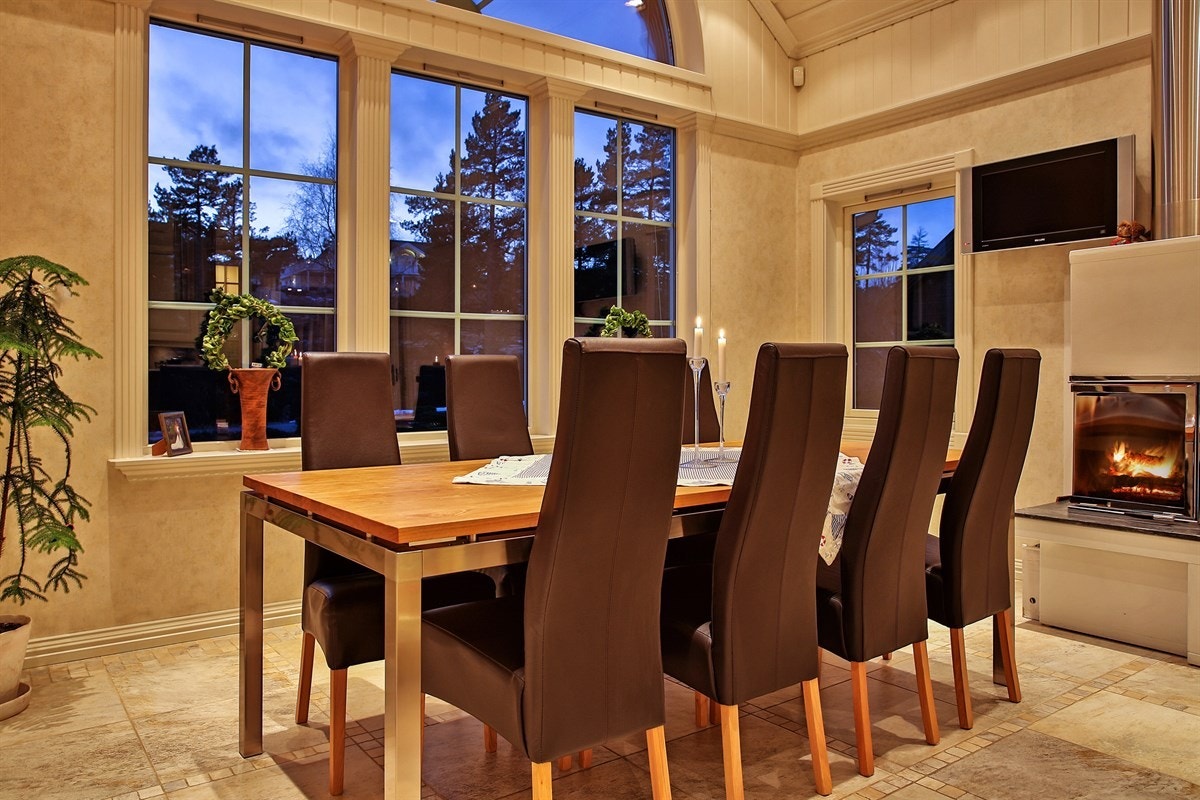 Spiseplass kjøkken med peis. Plass til 14 gjester Galleribilde