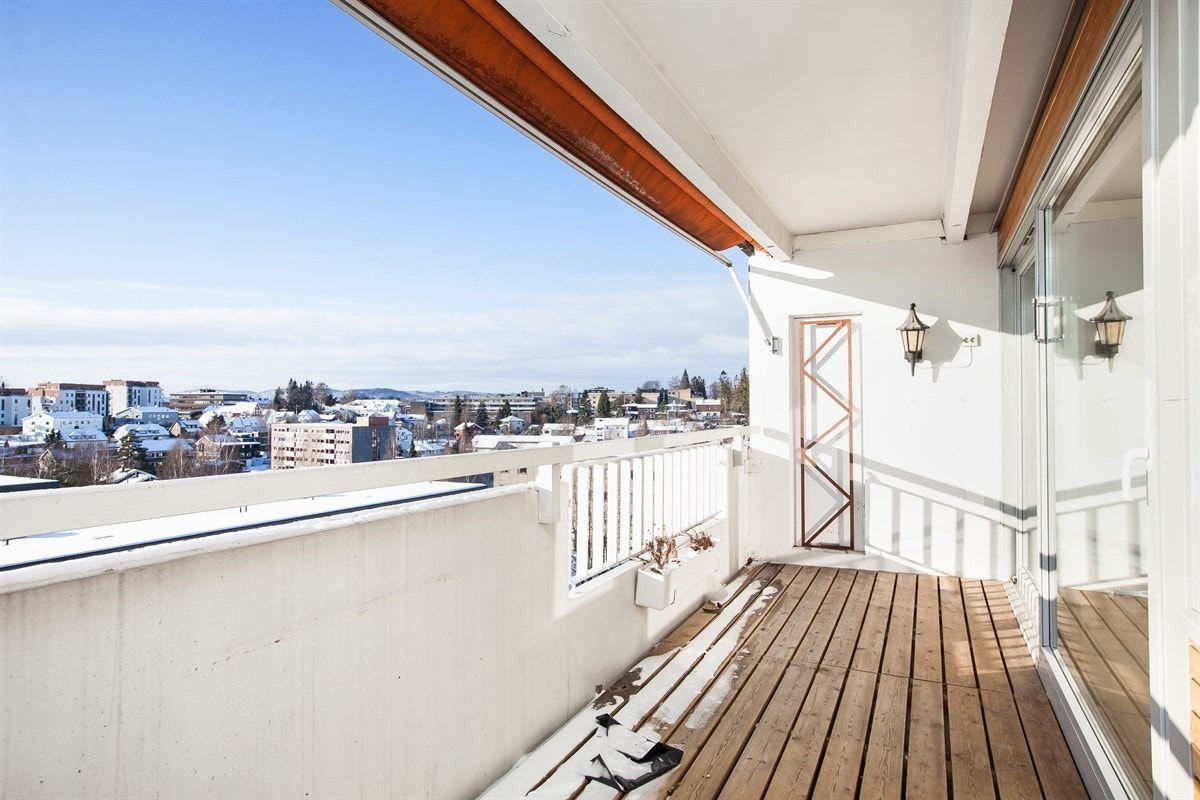 Stor, sydvestvendt veranda med meget gode sol- og utsiktsforhold Galleribilde