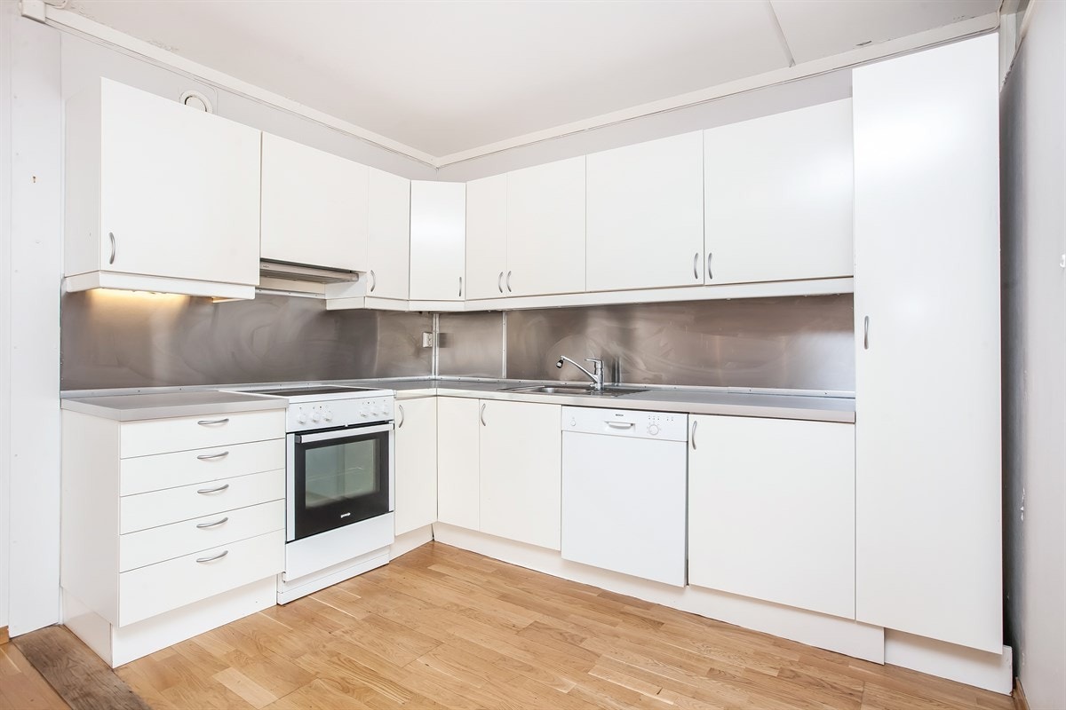 Kjøkken med god skap- og benkeplass Galleribilde