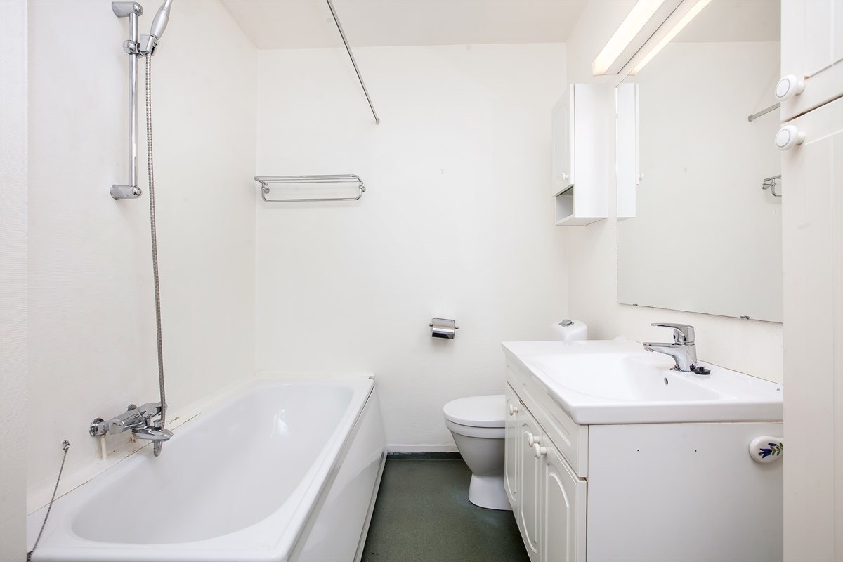 Romslig bad med badekar Galleribilde