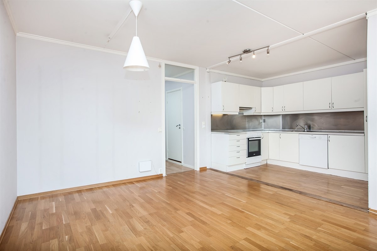 Kjøkken i åpen løsning mot stue gir god romfølelse Galleribilde