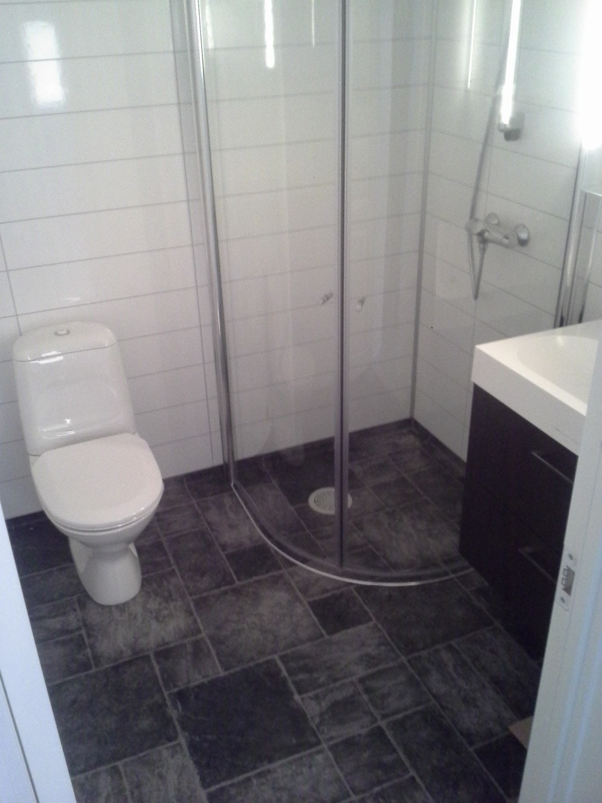 Bad med wc, dusj og vask med god skap plass Galleribilde