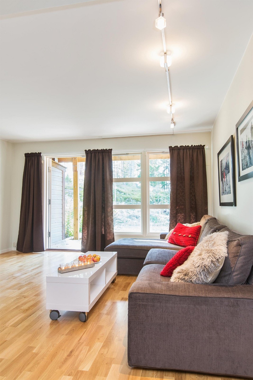 Med utgang til markterrasse og hage Galleribilde