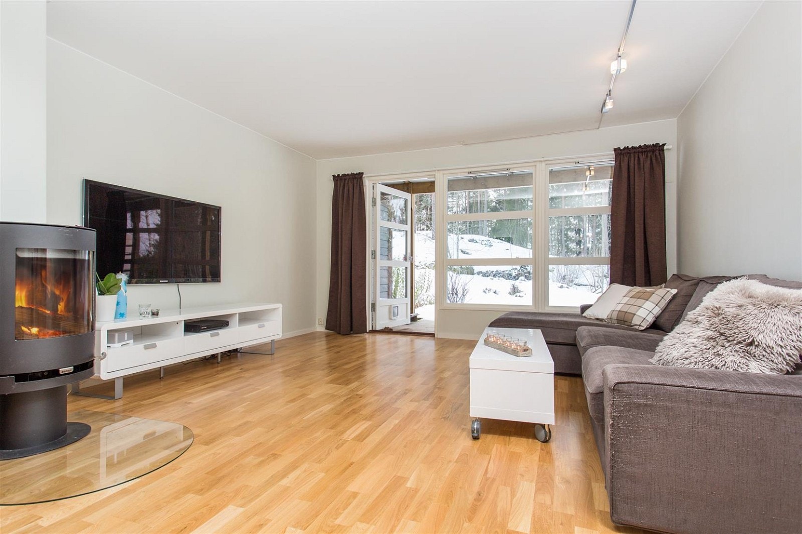 Stue i underetasje med utgang til markterrasse Galleribilde