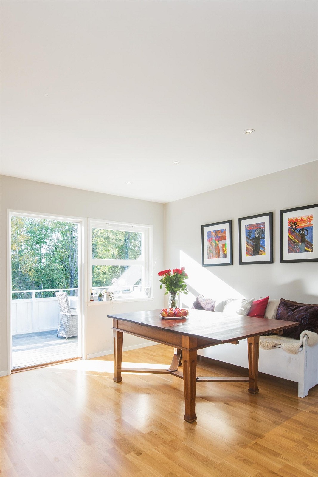 Lyst og stort kjøkken som egner seg både til lange måltider, leksearbeid og sene samtaler. Tilrettelagt for kabel-tv. Galleribilde