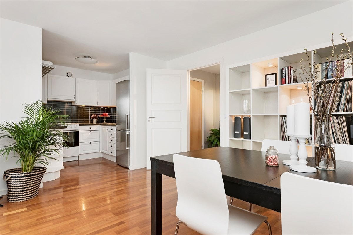 Åpen kjøkkenløsning mot stuen Galleribilde