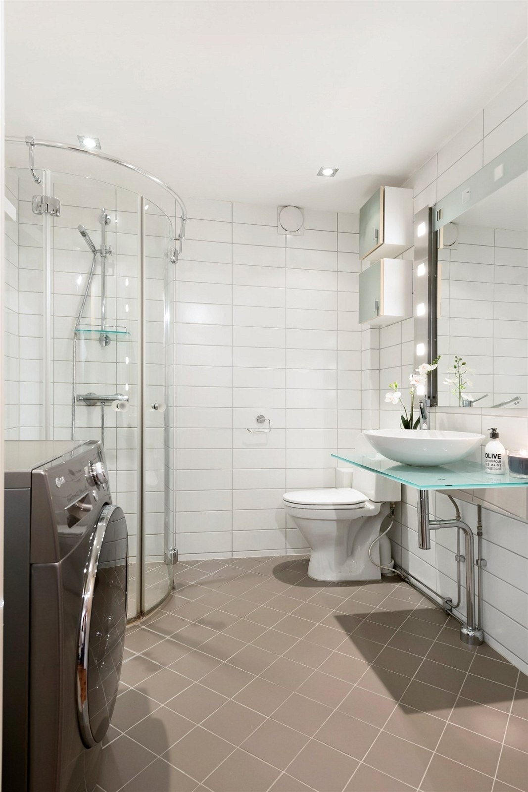 Badet ble renovert i 2008 og er delikat innredet med fliser, gulvvarme og dusjhjørne. Det er også opplegg for vaskemaskin Galleribilde