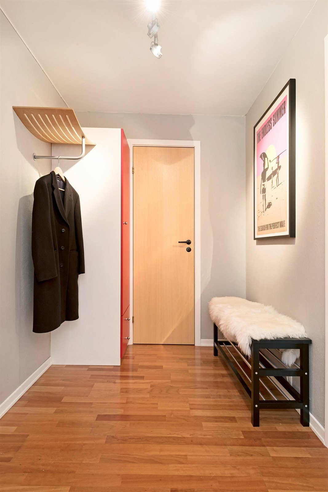 Entreen gir et hyggelig førsteinntrykk av leiligheten som er pent innredet med parkett på gulv og vegger malt i dus, delikat farge. Galleribilde