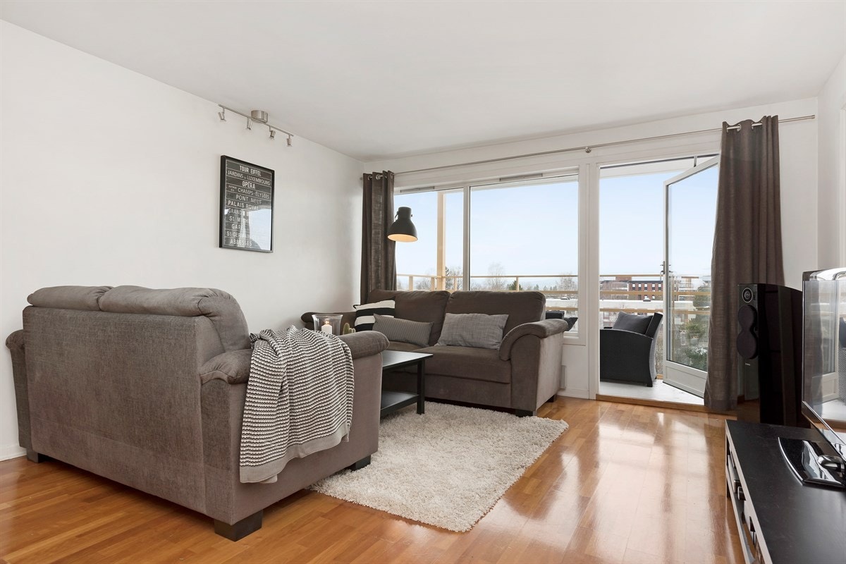 Pen stue med store vindusflater som gir rikelig med lys og fint utsyn Galleribilde