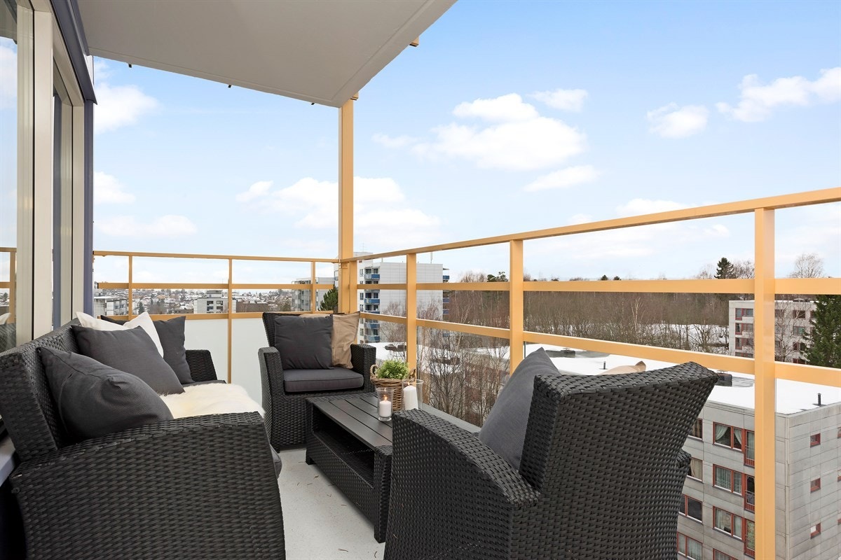 Solrik, vestvendt balkong med flott utsyn mot Bærum/Bogstad Galleribilde