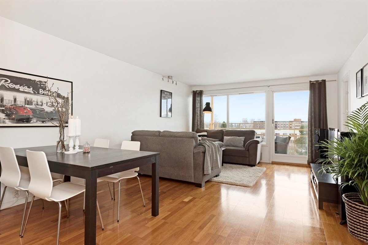 God plass for spisebord og sofaløsning med tilhørende møblement i stuen Galleribilde