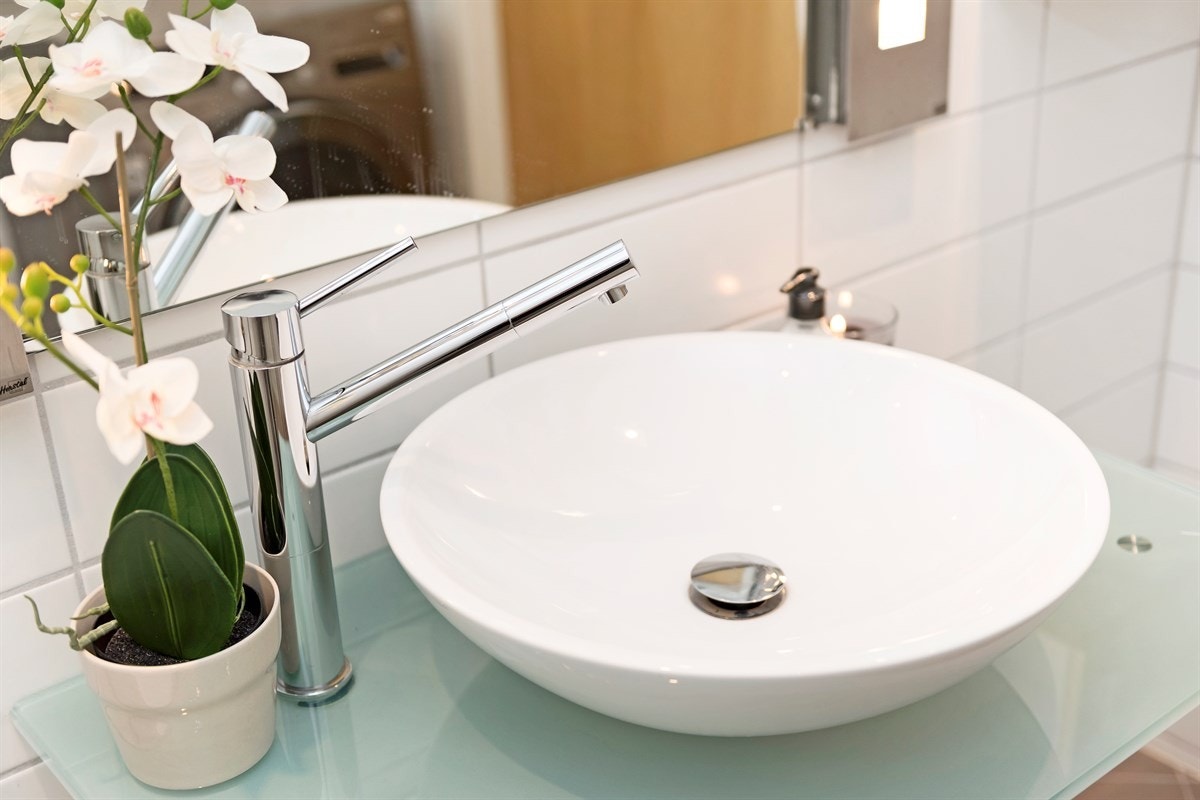 Innredningen består av toppmontert servantbolle på glassplate Galleribilde