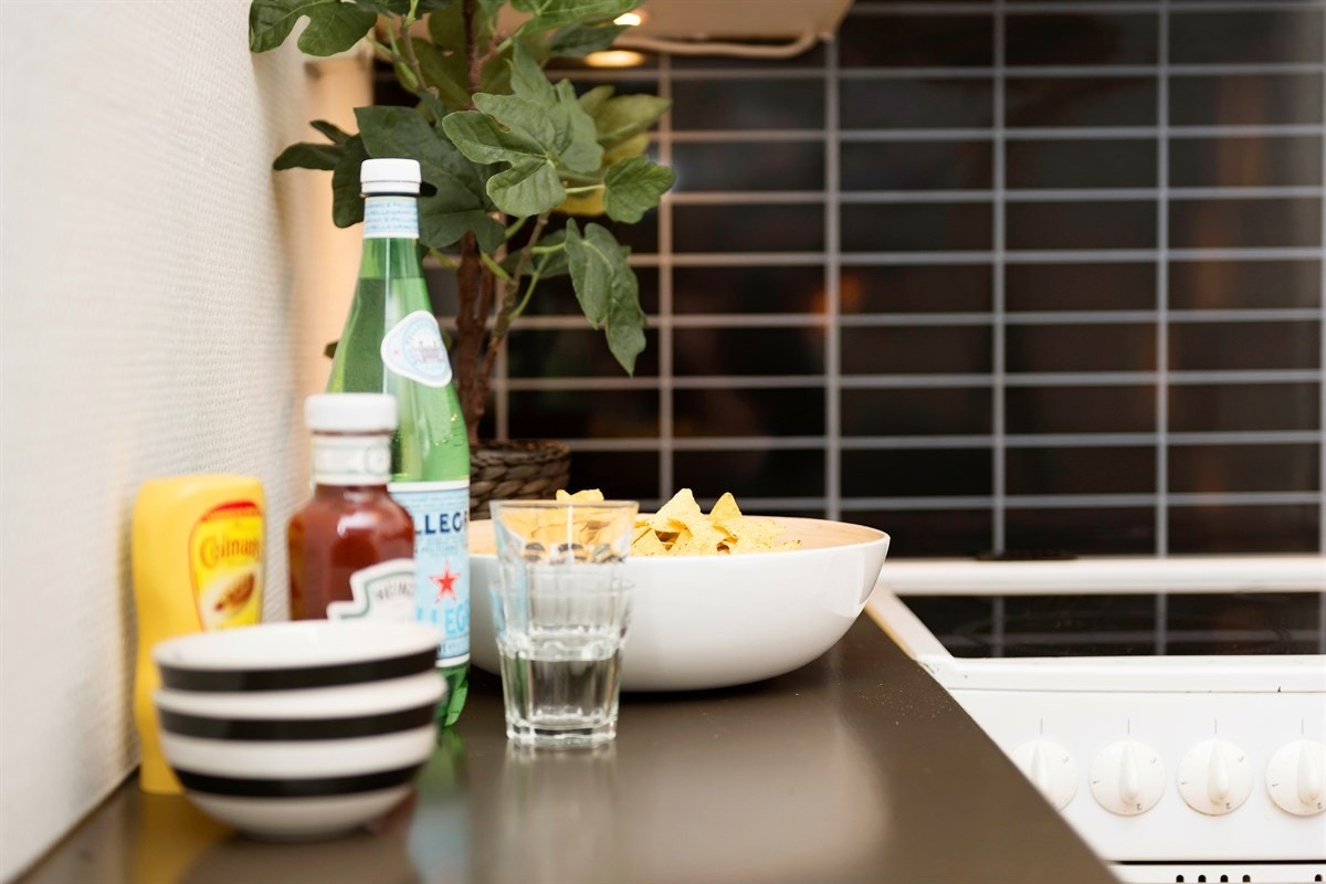 Kjøkken med god lagringsplass og sitteplass Galleribilde