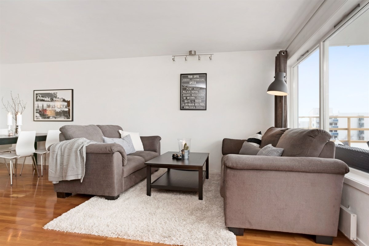 Stuen har parkett på gulv Galleribilde