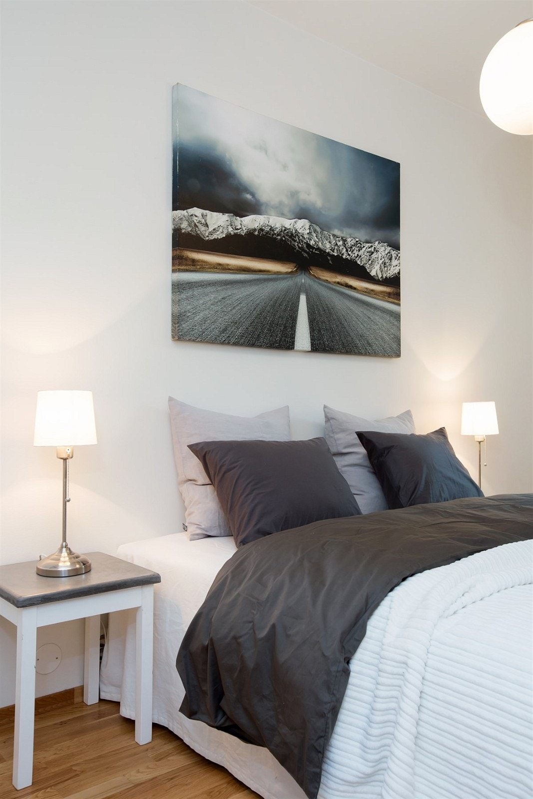 Soverommet har to inngangsdører. Dette er for det første praktisk, men gir deg også muligheten til å slippe mer lys inn i resten av leiligheten. Galleribilde