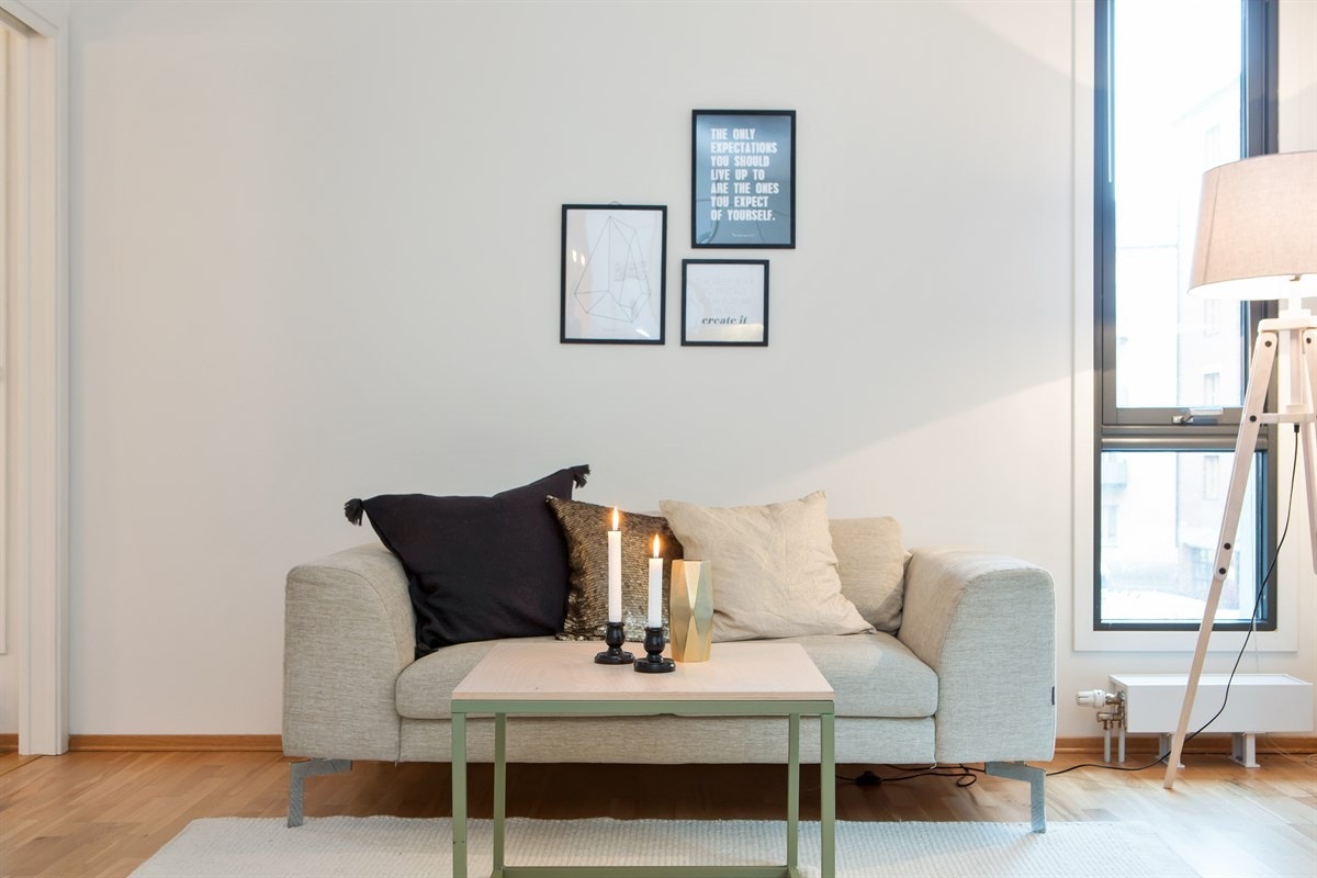 Det er god plass til en stor sofa, sofabord og TV-benk. Galleribilde