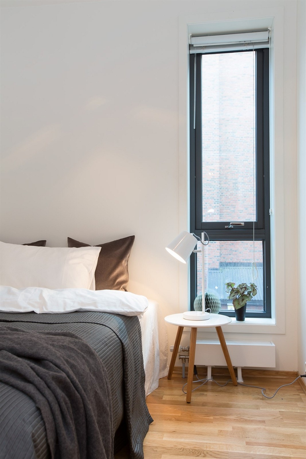 Rommet har god plass til både seng og skap. Galleribilde