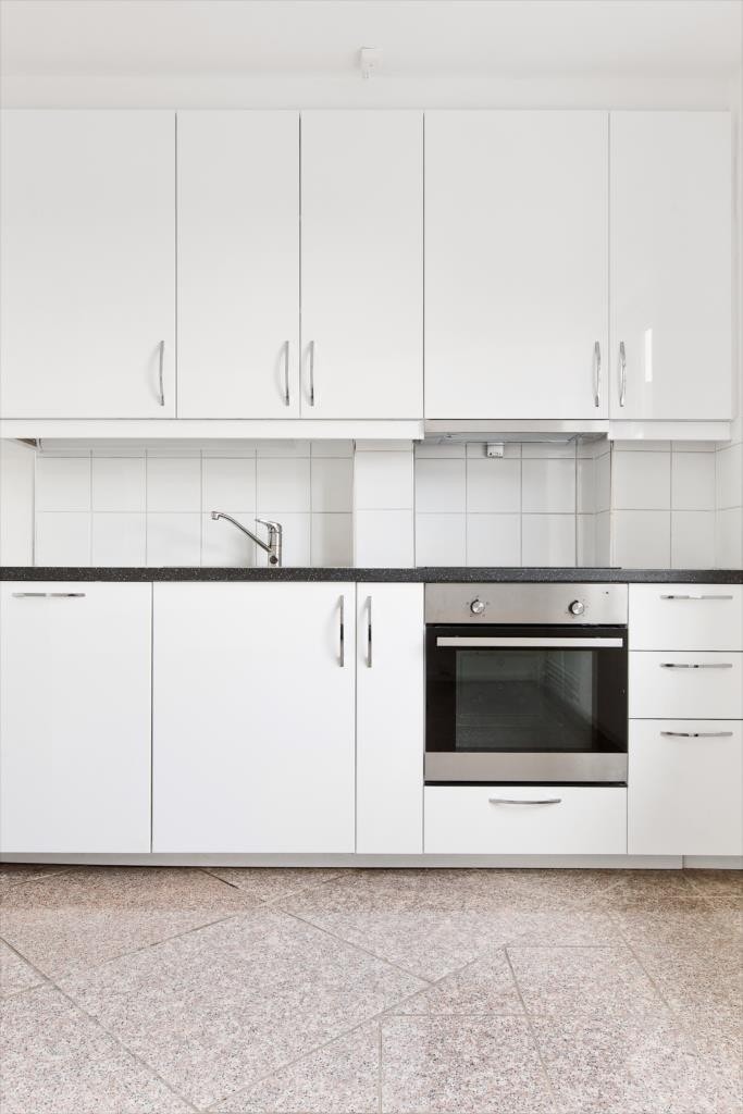 Fliser mellom overskap og underskap. Galleribilde