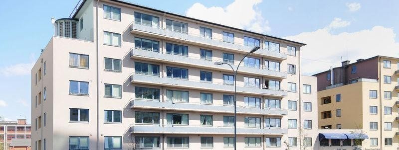 Fasade. Flere gode sushi restauranter ligger like ved inngangen til leiligheten. Galleribilde