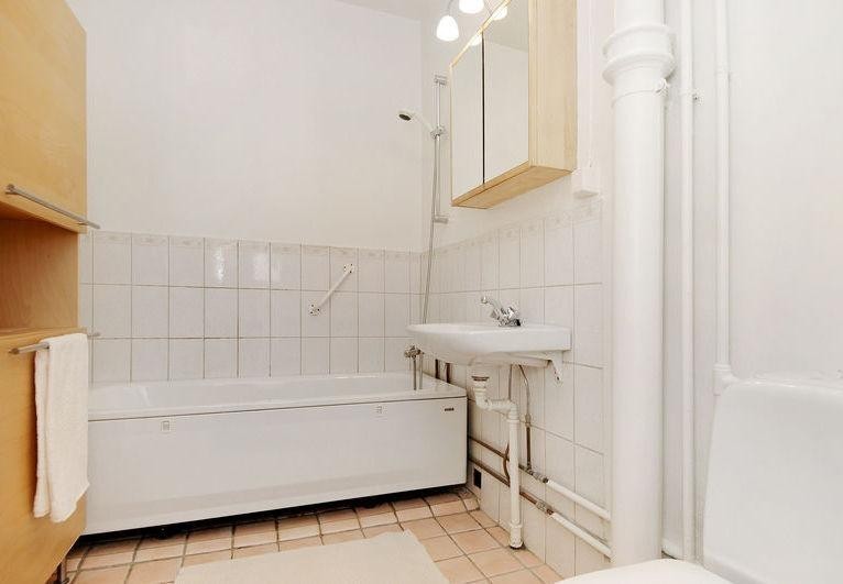 Det største badet med badekar, dusj og toalett. Galleribilde