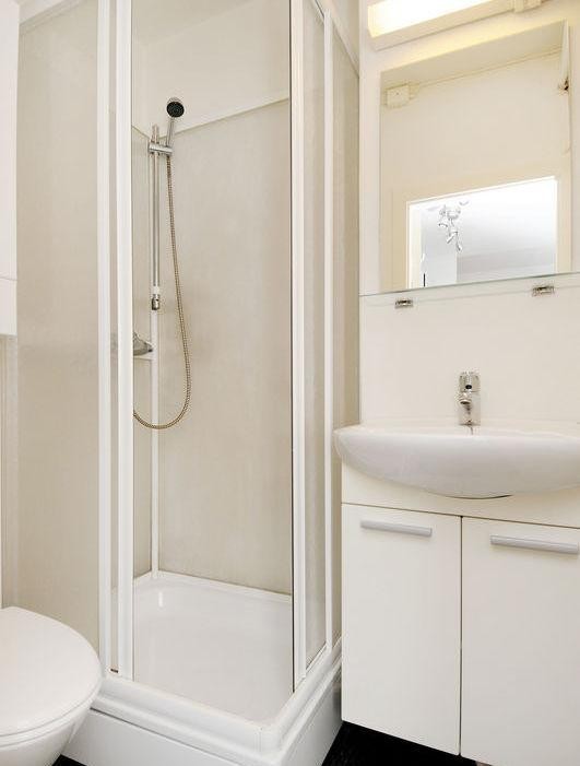 Det minste badet med dusj og toalett. Galleribilde