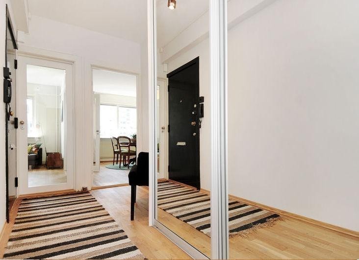 Entre med skyvedørsgarderobe og speil. Galleribilde