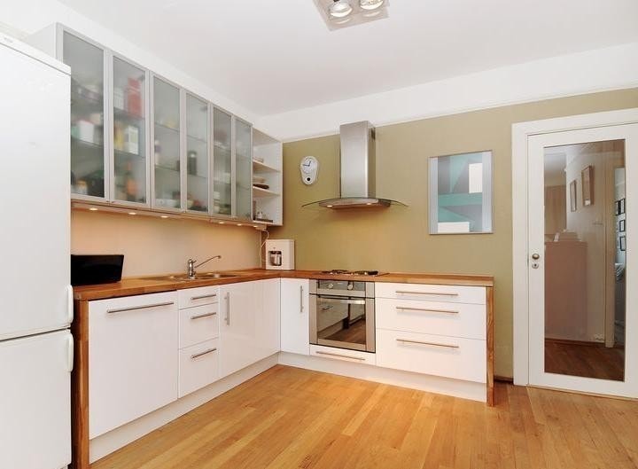 Stort og moderne kjøkken. Galleribilde