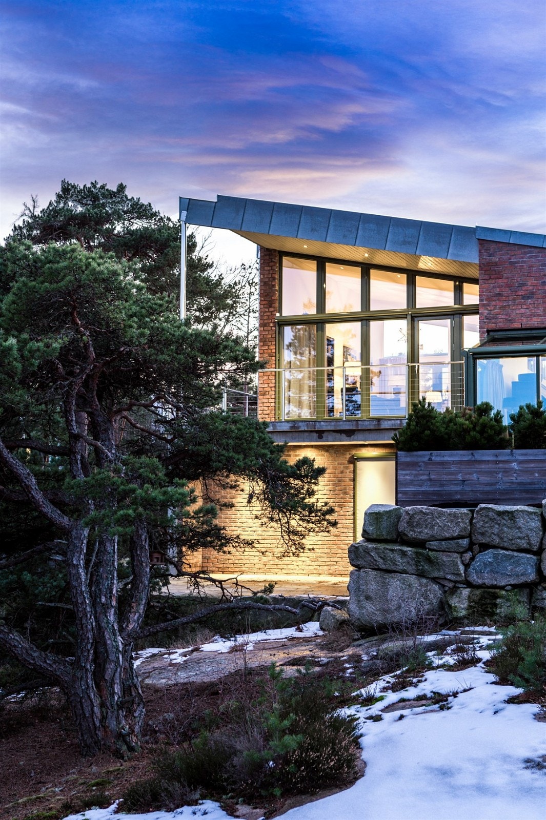 Skulpurelle elementer mot kveldshimmelen. Galleribilde