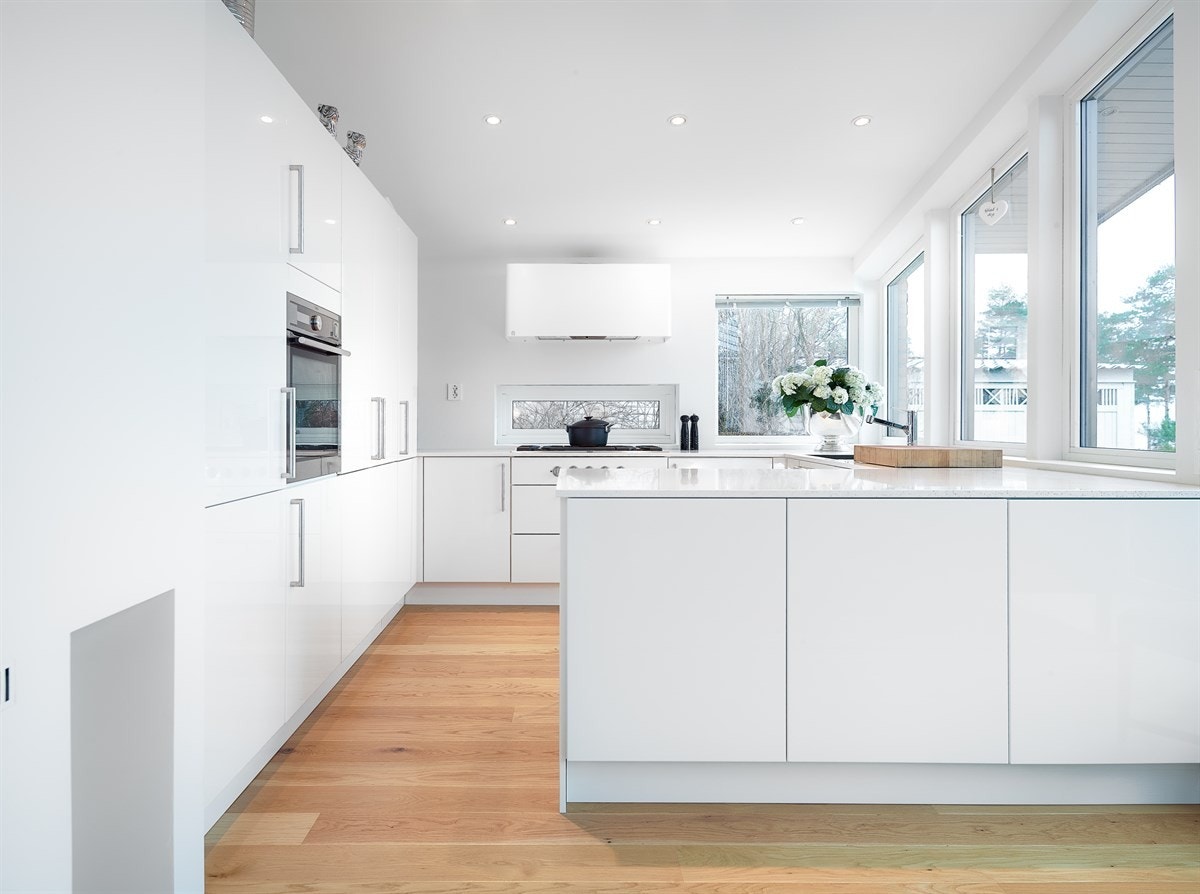 Innholdsrik kjøkkeninredning fra Strai. Galleribilde