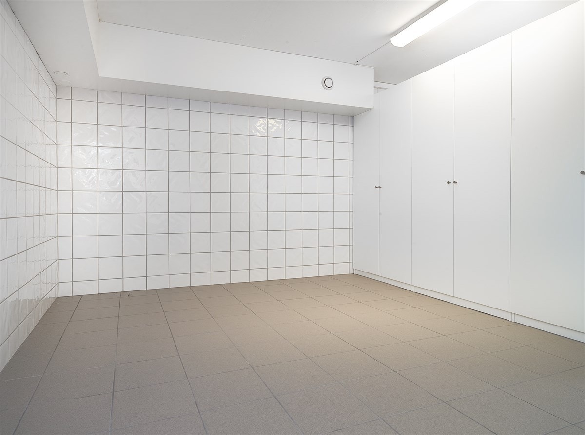 Teknisk rom med oppbevaringsplass i kjeller. Galleribilde