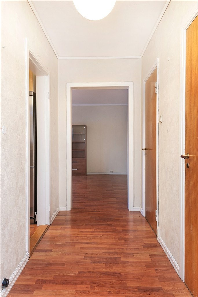 Gangen sett mot stuen - toalett og bad på høyre side og kjøkken inn til venstre Galleribilde