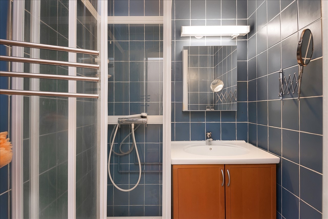 Bad med dusjkabinett Galleribilde