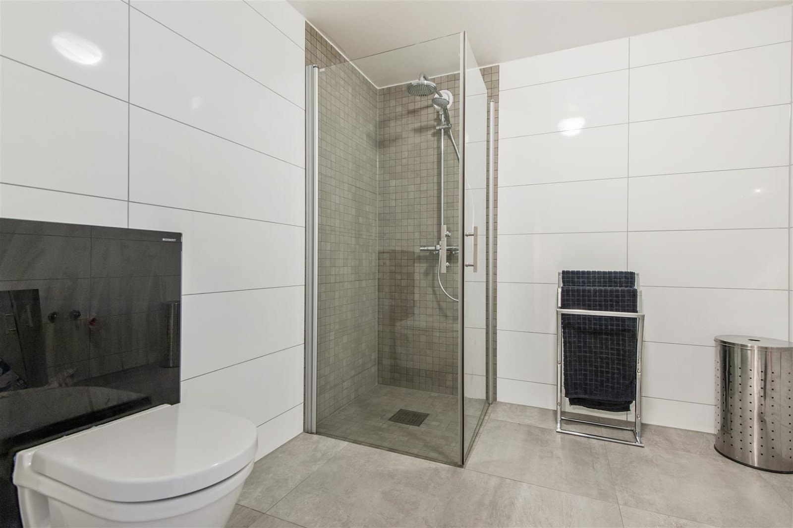 Veggmontert WC. Servant og opplegg for vaskemaskin Galleribilde