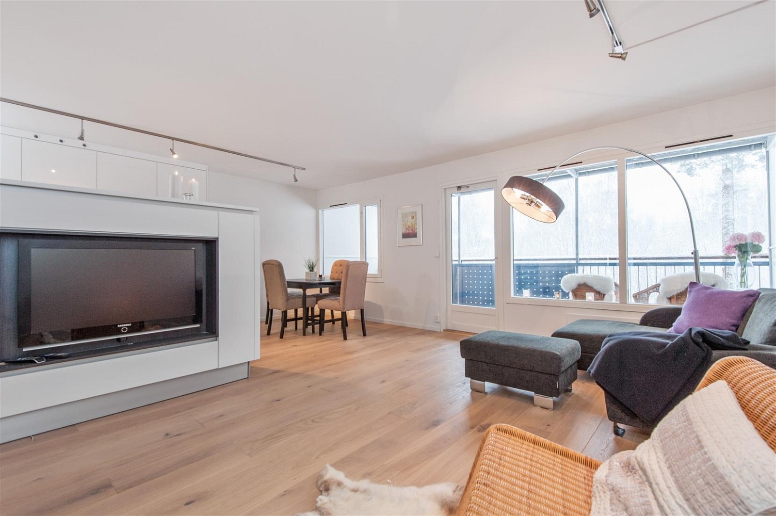 Moderne ombygget planløsning. Delevegg mellom kjøkken og stue Galleribilde