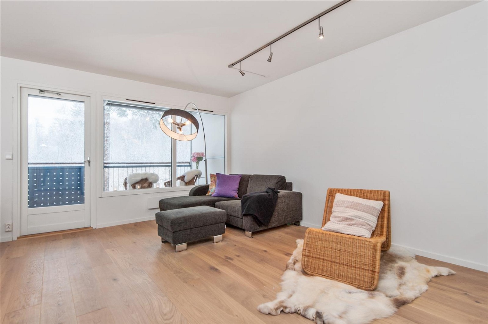 Store vindusflater i stuen. Flere møbleringsmuligheter Galleribilde