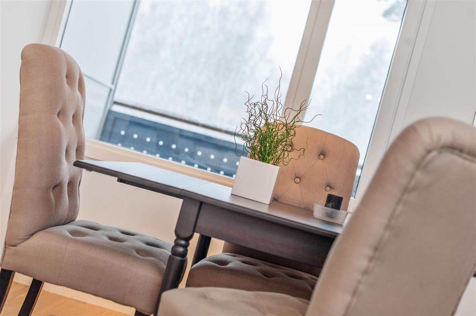 God plass til spisebord ved vindu Galleribilde