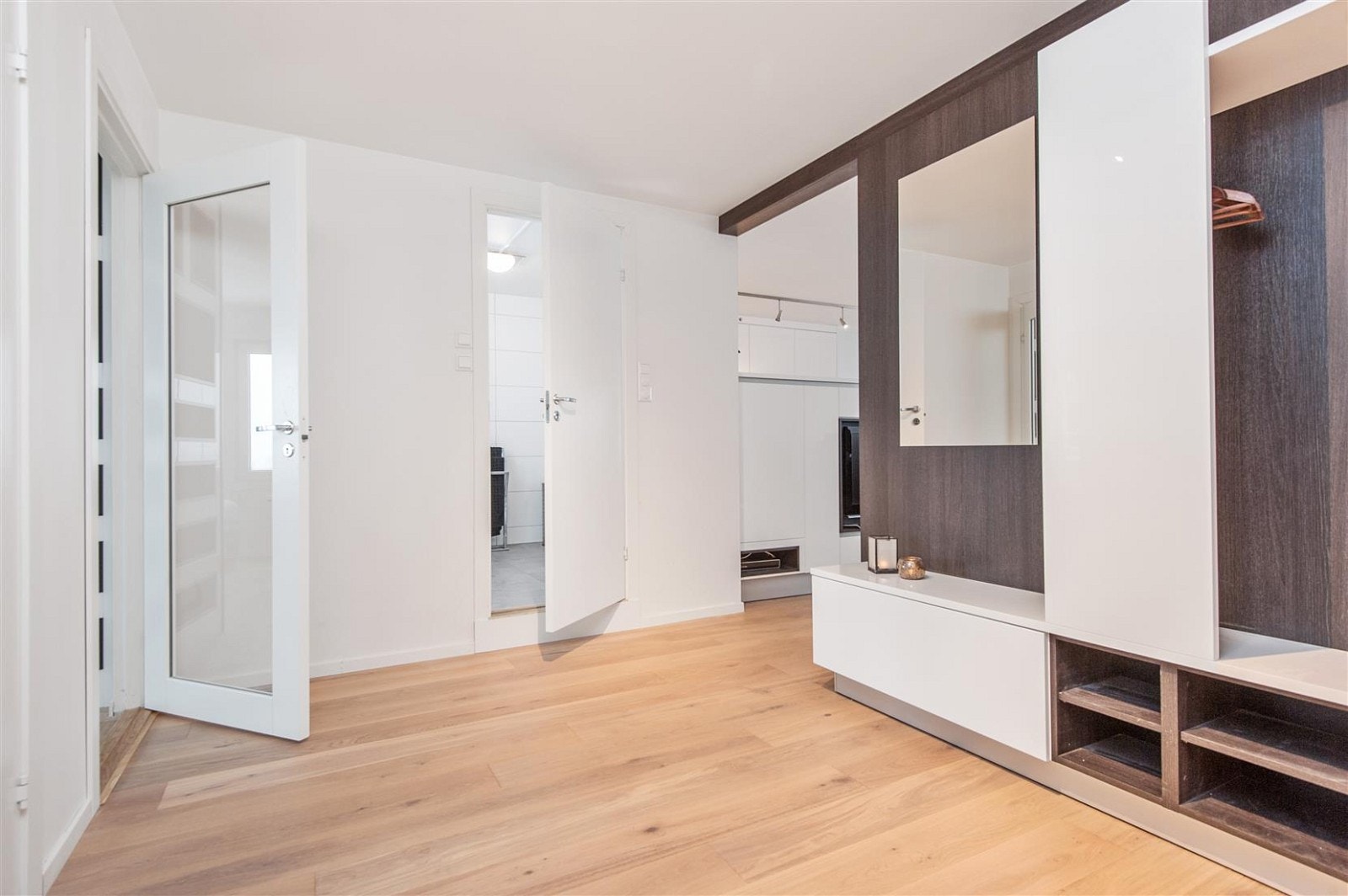 Romslig hall / entrè med garderobeløsning. Porttelefon Galleribilde