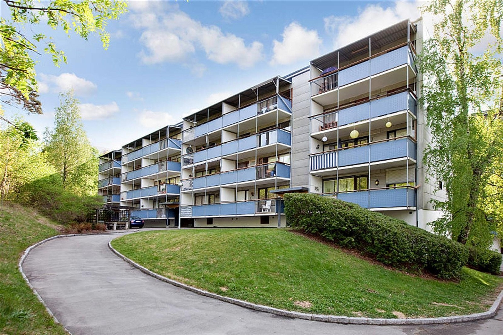 Balkonger vender mot friområde. Intet innsyn Galleribilde