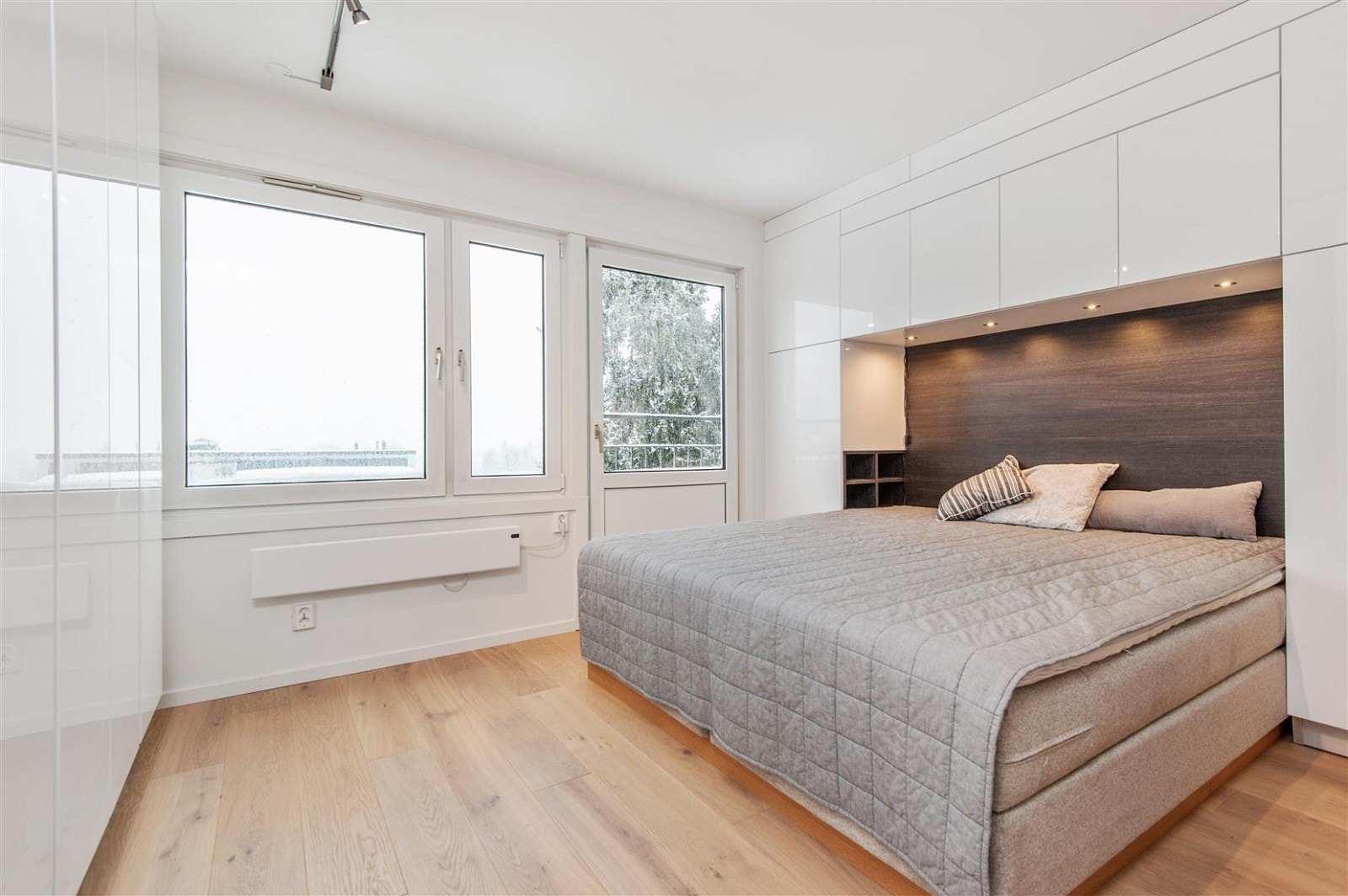 Meget romslig hovedsoverom med smarte garderobeløsninger. Fransk balkong. Galleribilde