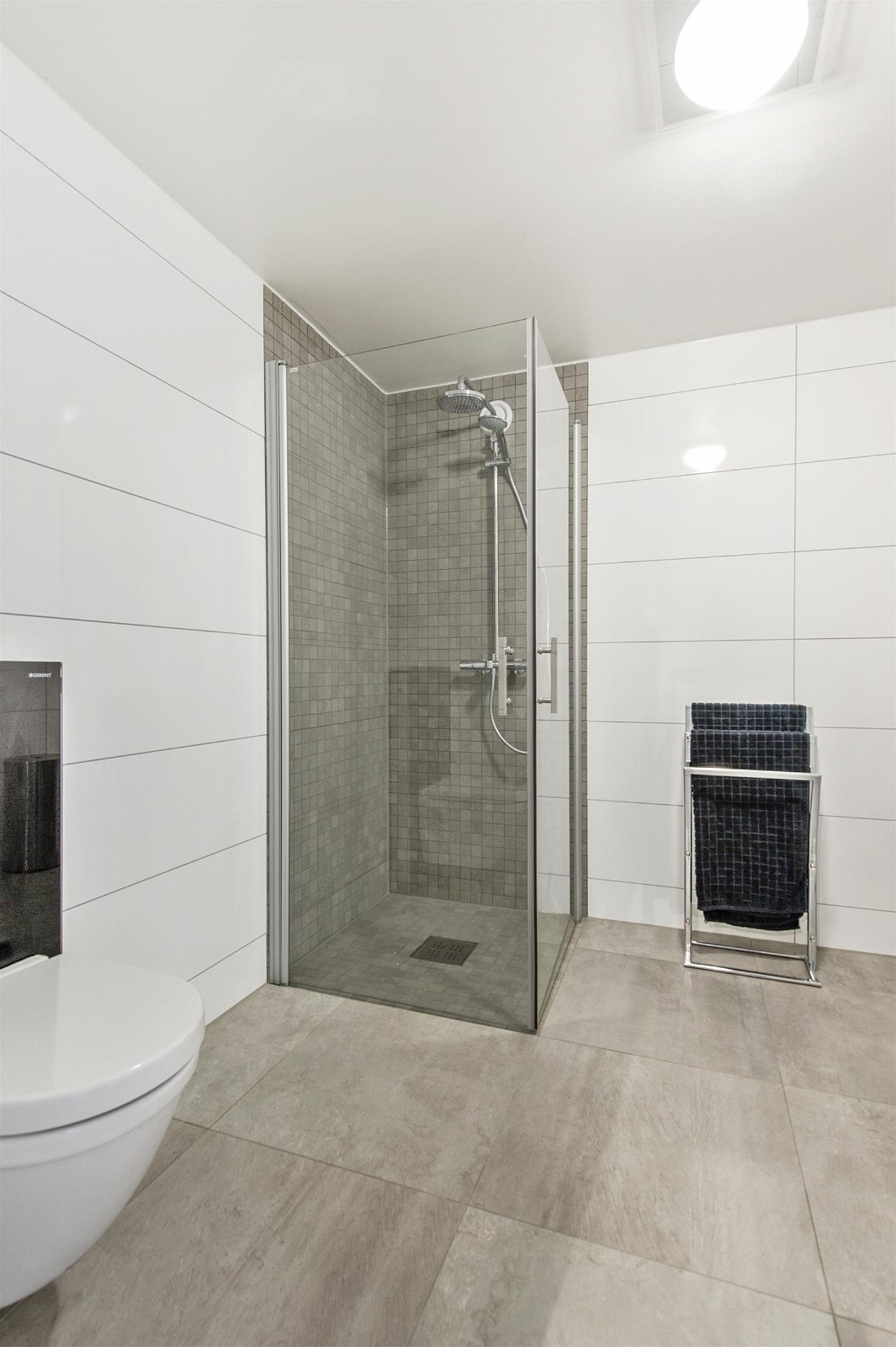 Romslig nybygget bad. Meget flotte og eksklusive fliser. Galleribilde