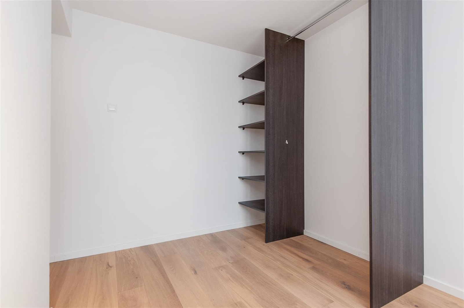 Garderobeløsning på soverom 2. Meget flott enstavs eiekeparkett Galleribilde